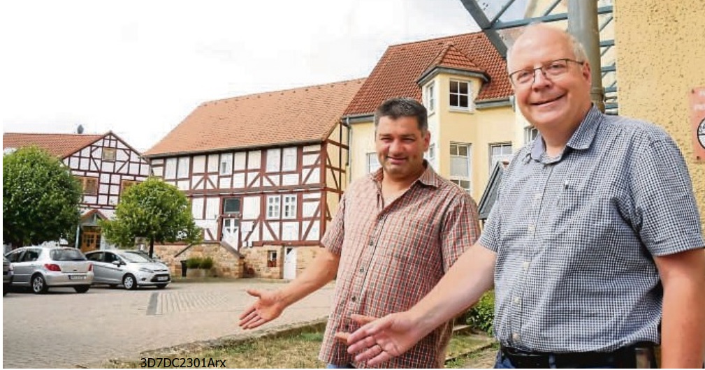 Ortsvorsteher Falk Landesfeind und Ortsbeiratsmitglied Bernd Gruenhaupt